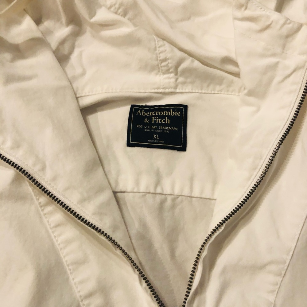 Selling a Men’s half-zipped hooded pullover. Cotton, white color. Size is XL
